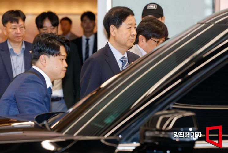 미국 측의 요청으로 한미 2+2 통상 협의가 돌연 연기된 24일 인천국제공항 제2여객터미널에서 구윤철 경제부총리 겸 기획재정부 장관이 출국을 취소하고 공항을 나서고 있다. 2025.7.24. 강진형 기자