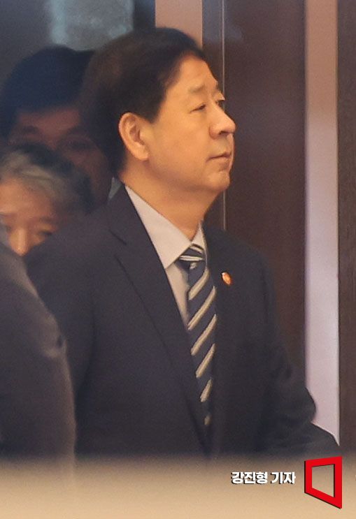 미국 측의 요청으로 한미 2+2 통상 협의가 돌연 연기된 24일 인천국제공항 제2여객터미널에서 구윤철 경제부총리 겸 기획재정부 장관이 출국을 취소하고 공항을 나서고 있다. 2025.7.24. 강진형 기자