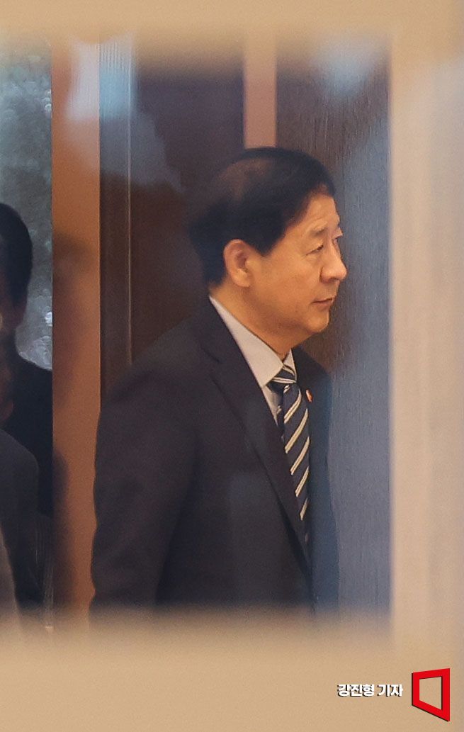 미국 측의 요청으로 한미 2+2 통상 협의가 돌연 연기된 24일 인천국제공항 제2여객터미널에서 구윤철 경제부총리 겸 기획재정부 장관이 출국을 취소하고 공항을 나서고 있다. 2025.7.24. 강진형 기자