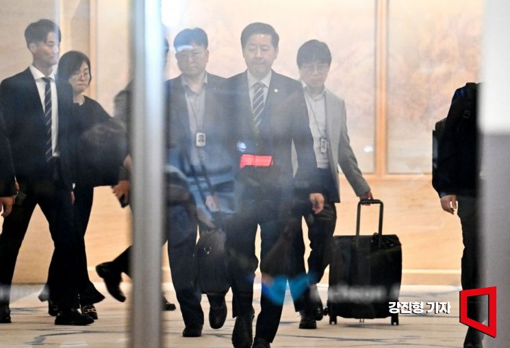 미국 측의 요청으로 한미 2+2 통상 협의가 돌연 연기된 24일 인천국제공항 제2여객터미널에서 구윤철 경제부총리 겸 기획재정부 장관이 출국을 취소하고 공항을 나서고 있다. 2025.7.24. 강진형 기자