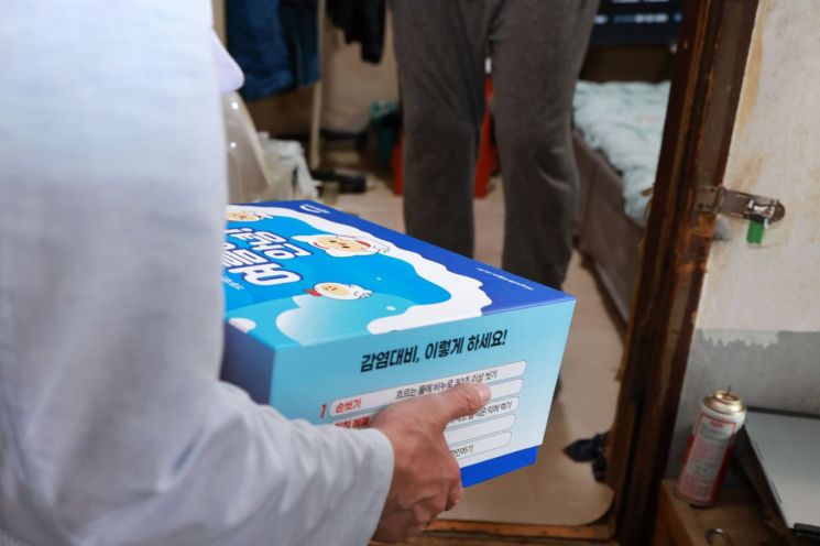 희망브리지, 쪽방촌 찾아 폭염·감염병 대응키트 전달