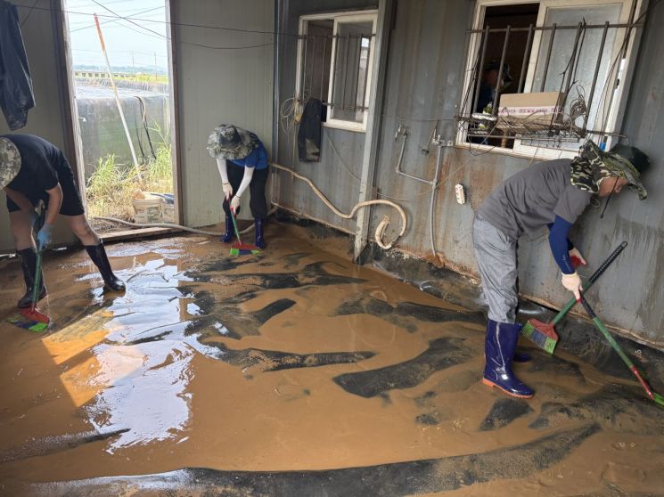 '침수 양식장 복구' 충남도 직원들 현장 투입