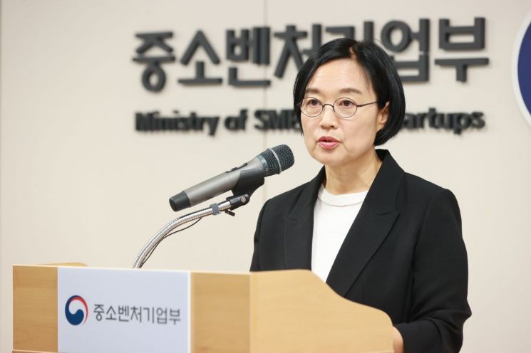 한성숙 중소벤처기업부 장관이 24일 세종 중소벤처기업부 청사에서 열린 취임식에서 취임사를 하고 있다. 중기부