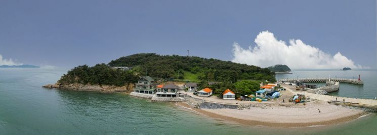 안산시가 파손된 해안도로 보수공사에 나서는 육도 전경. 안산시 제공