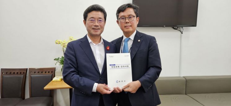 정인화 광양시장이 국정기획위원회 기획분과 안도걸 의원을 만나 지역 핵심 현안에 대한 사업 필요성을 설명한 뒤, 국정과제 반영을 요청했다. 광양시 제공