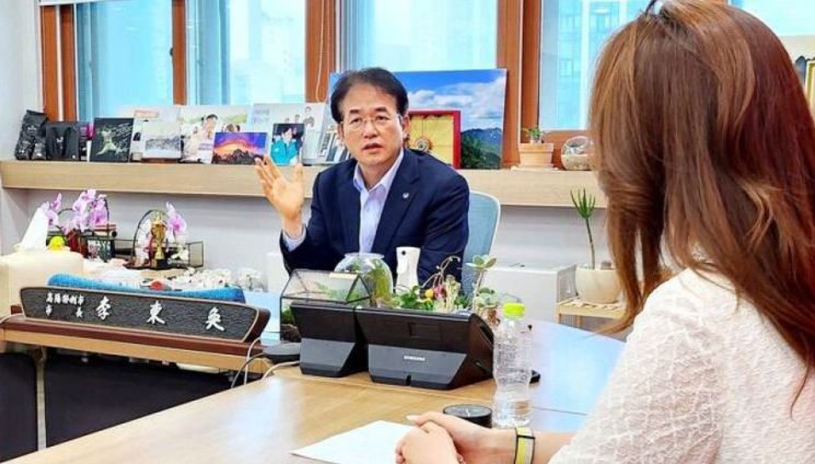 이동환 고양특례시 시장이 21일 시장실에서 가진 인터뷰에서 고양시 장항야구장에서 열리고 있는 더킴로펌배 제19회 한스타 연예인야구대회와 관련, 성공적인 대회 진행과 고양시에 미치는 긍정적인 효과에 대해 말하고 있다. 한스타미디어
