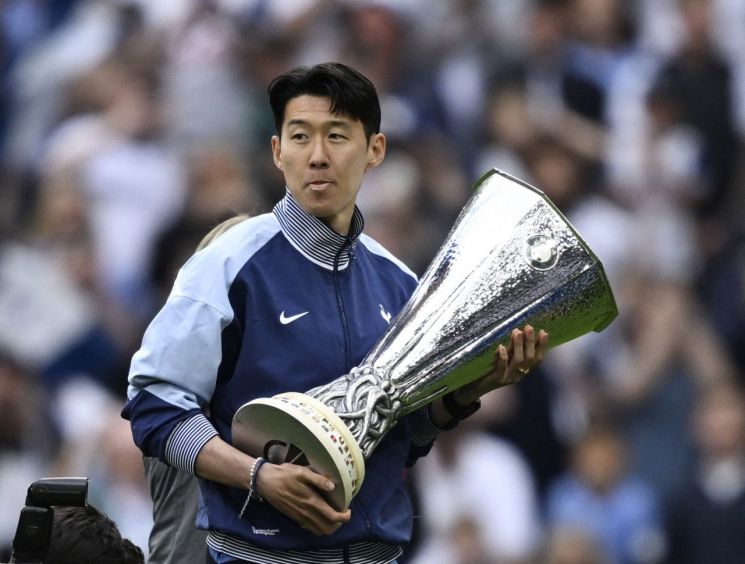 손흥민은 지난 5월 UEFA 유로파리그 정상에 서며 토트넘 입단 10년 만에 첫 우승 트로피를 들어 올렸다. 로이터·연합뉴스