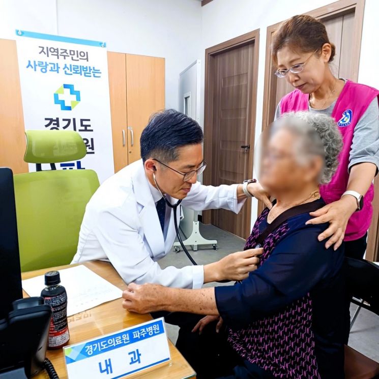 경기도의료원이 지난 22일부터 가평군에서 수해민을 대상으로 무료 의료지원을 하고 있다. 경기도의료원 제공