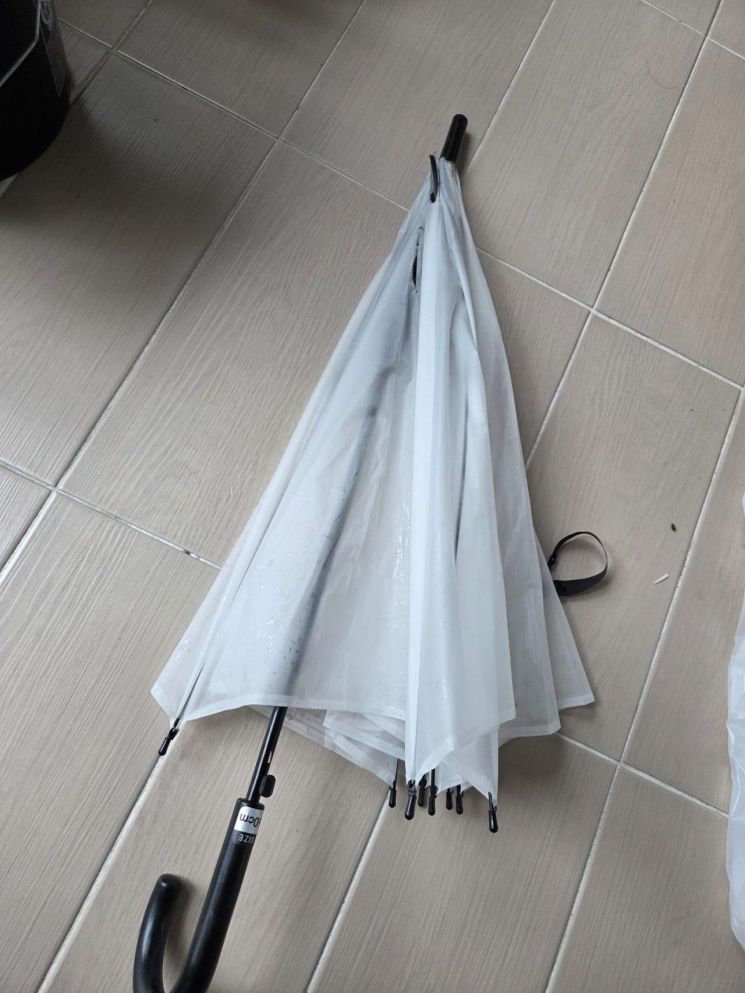 여고생 어머니가 문 앞에 두고 간 우산. 온라인 커뮤니티
