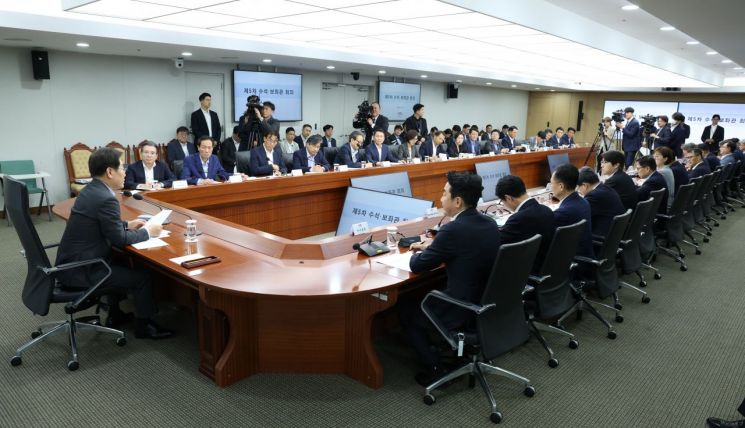이재명 대통령이 24일 서울 용산 대통령실 청사에서 열린 5차  수석·보좌관 회의를 주재하고 있다. 연합뉴스