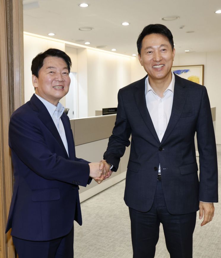 국민의힘 당권 주자인 안철수 의원이 24일 오세훈 서울시장과 오찬 회동을 위해 서울시청을 방문해 오시장과 인사하고 있다. 연합뉴스
