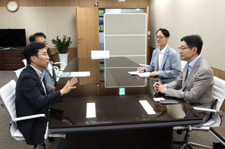 [포토] 김경수 지방시대위원장 찾은 강주엽 건설청장