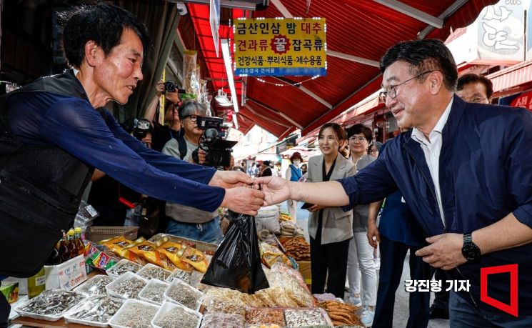 [포토] 민생회복 소비쿠폰 사용 현장 점검 나선 윤호중 장관