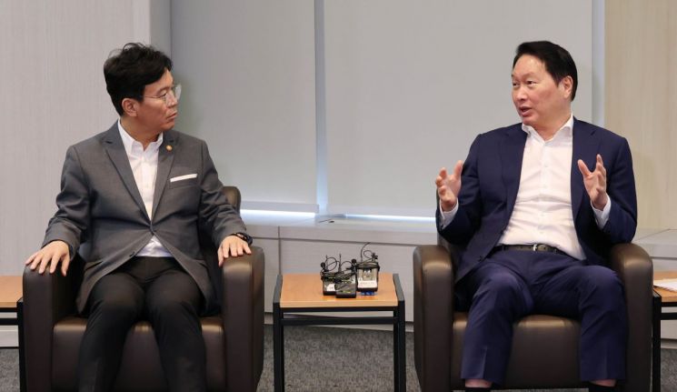 김영훈 고용노동부 장관과 최태원 대한상공회의소 회장이  24일 서울 중구 대한상의 회관에서 만나 면답하고 있다. 대한상공회의소