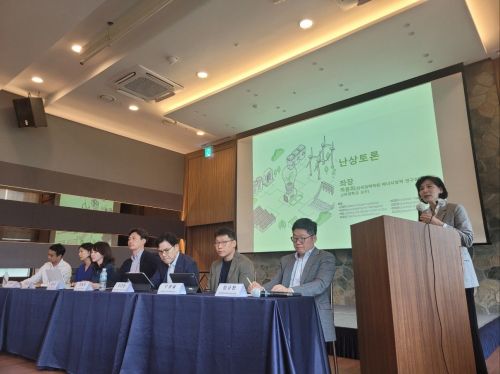 23일 서울 LW컨벤션센터에서 열린 '새 정부 에너지 정책 우선 순위를 묻다' 토론회에서 패널들이 토론하고 있다. 강희종기자