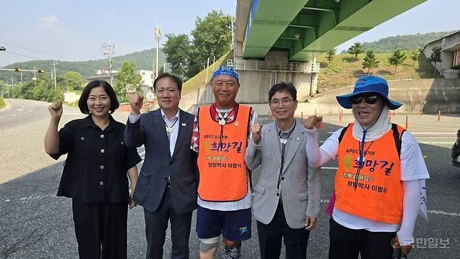 APEC 성공 기원 도보행진 '왼발박사' 이범식 교수, 24일 경주 입성…전날 영천서 환영식 열려