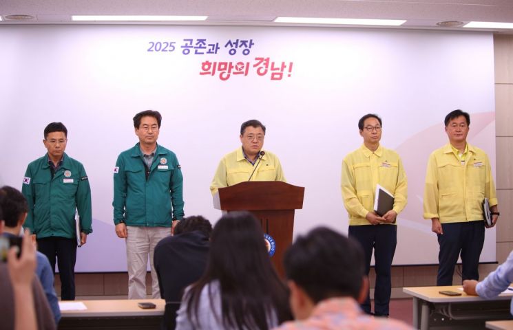 박명균 경남도 행정부지사가 집중호우 피해 및 복구 현황을 발표하고 있다. 이세령 기자