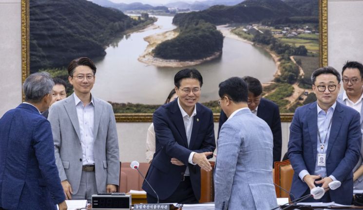 강형석 농림축산식품부 차관이 24일 국회에서 열린 농림축산식품해양수산위원회 법안심사소위원회에 출석해 여당 의원들과 인사하고 있다. 연합뉴스