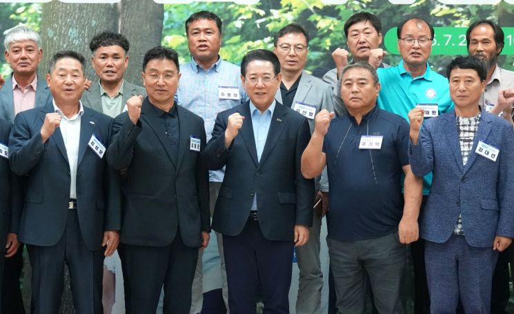 김영록 전라남도지사가 24일 강진 초당림에서 열린 ‘임업후계자 도정 간담회’에 참석, 관계자들과 기념촬영을 하고 있다. 전남도 제공