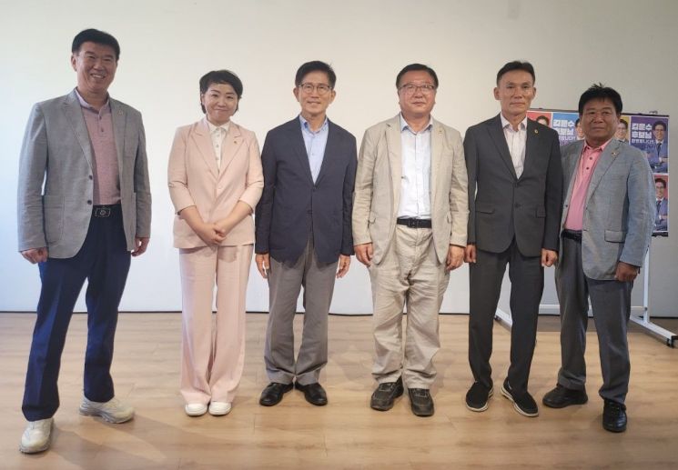 시계 방향으로 김동빈 세종시의회 부의장, 홍나영 원내대표. 김문수 후보, 김학서, 윤지성, 김충식 의원.