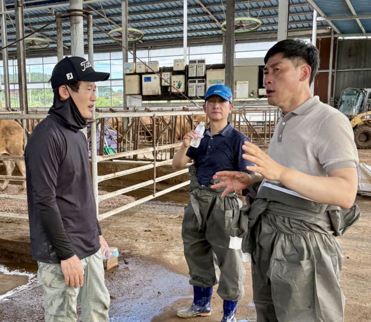 김용출 영광축협 조합장(사진 오른쪽)이 최근 내린 폭우로 인해 축사침수 등 피해를 입은 지역 농민들을 돕기 위해 현장을 찾았다. 영광축협조합 제공