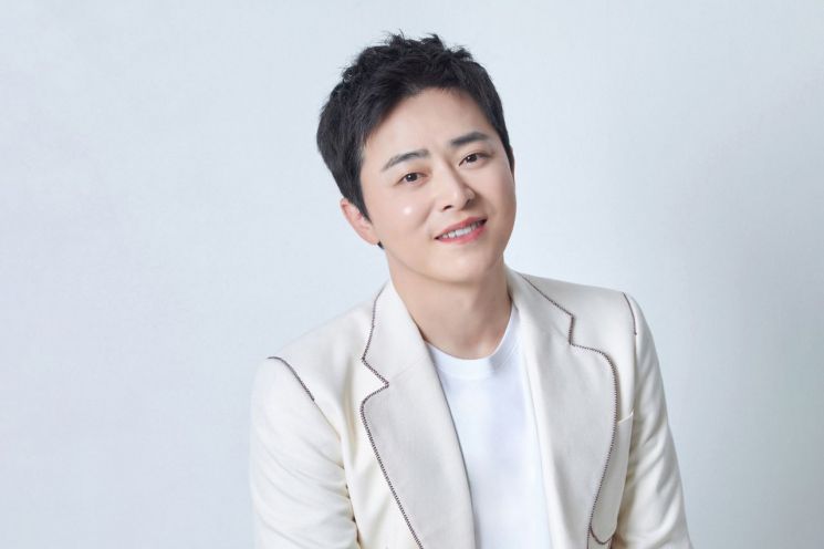배우 조정석이 24일 서울 종로구 삼청동 한 카페에서 인터뷰를 진행하고 있다. NEW