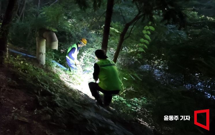 연일 체감온도가 35도 이상을 기록하고 있는 25일 이른 새벽에 서울 중구의 한 아파트에서 분뇨수거업체 작업자들이 무더위를 피해 이른 새벽에 작업을 하고 있다. 2025.07.25 윤동주 기자