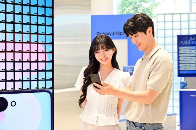 삼성스토어 홍대 갤럭시 스튜디오에서 모델들이 갤럭시 Z 플립7을 체험하고 있다. 삼성전자 제공