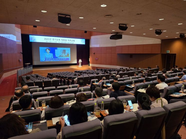 경기도소방재난본부가 도내 아파트 관리소장 등을 대상으로 소방안전교육을 하고 있다. 경기도소방재난본부 제공