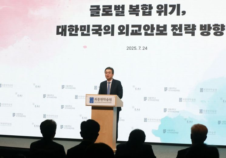 24일 서울 강남구 한국고등교육재단 빌딩에서 열린 ‘글로벌 복합 위기, 대한민국의 외교안보 전략 방향’ 포럼에서 김유석 최종현학술원 대표가 개회사를 전하고 있다. 최종현학술원