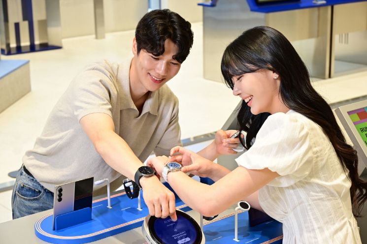 삼성스토어 홍대 '갤럭시 스튜디오'에서 모델들이 '갤럭시 워치8'과 '갤럭시 워치8 클래식'을 체험하고 있다. 삼성전자 제공