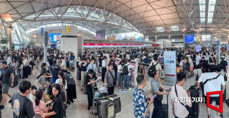 [포토] 해외여행객들로 붐비는 인천공항 