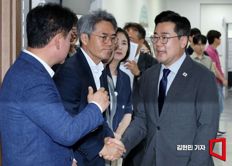 지난 7월 25일 박찬대 더불어민주당 의원이 기자회견을 위해 국회 소통관으로 들어서고 있다. 김현민 기자