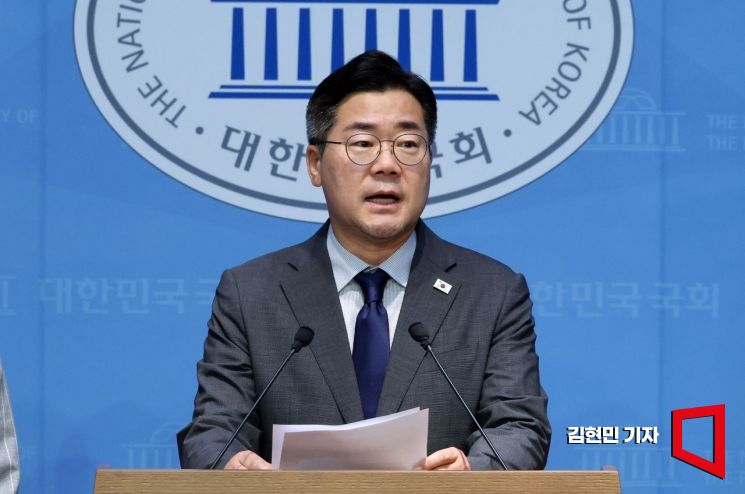 박찬대 더불어민주당 당대표 후보가 지난 25일 국회 소통관에서 윤석열 전 대통령 체포영장 집행 저지에 나섰던 국민의힘 의원 45인에 대한 제명 촉구 결의안 발의 계획을 밝히고 있다. 김현민 기자