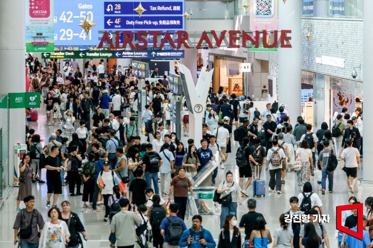 [Photo] Duty-Free Area Crowded with International Travelers