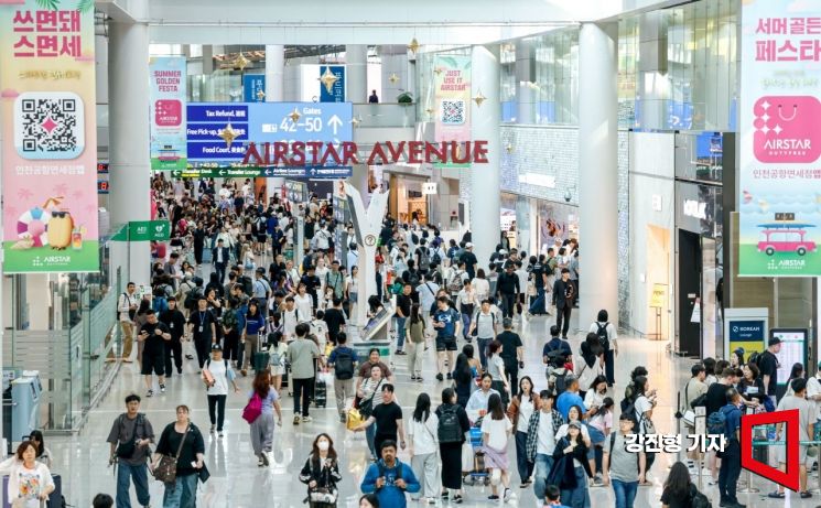 여름 휴가철 인천국제공항 제1여객터미널 면세구역을 찾은 여행객들로 붐비고 있다.