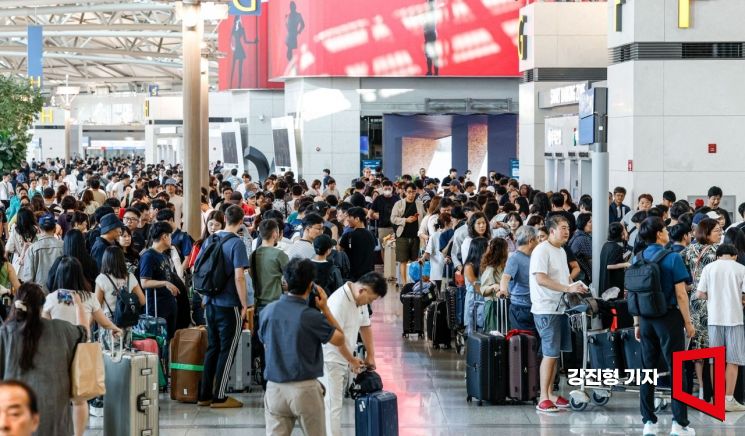 본격적인 여름 휴가철을 앞둔 25일 인천국제공항 제1여객터미널을 찾은 여행객들로 붐비고 있다. 인천공항공사는 여름철 성수기인 7월말부터 8월초까지 3주간 약 391만명이 인천공항을 이용할 것으로 내다봤다. 2025.7.25. 강진형 기자