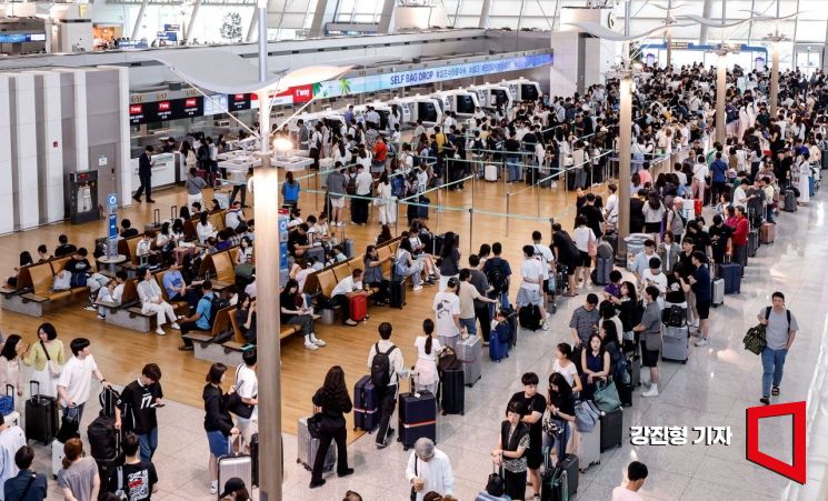 여름 휴가철 사람들로 붐비는 인천공항. 강진형 기자