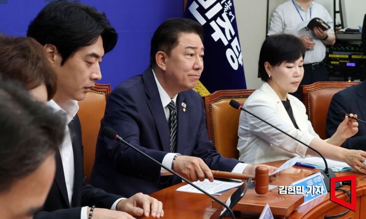 김병기 더불어민주당 당대표 직무대행 겸 원내대표가 25일 국회에서 열린 최고위원회의를 주재하고 있다. 2025.7.25 김현민 기자