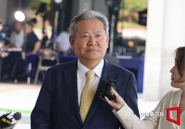 언론사 단전·단수, 위증, 내란중요임무종사 등 혐의를 받는 이상민 전 행정안전부장관이 25일 서울 서초동 내란 특검팀(특별검사 조은석)에 출석하고 있다. 2025.7.25 조용준 기자