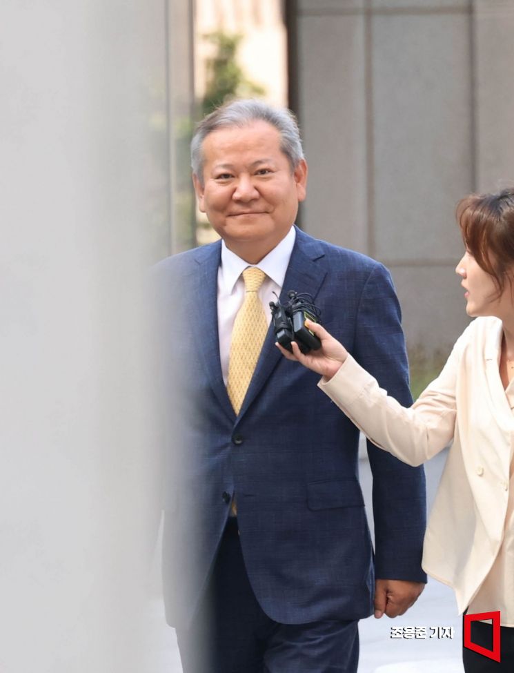 언론사 단전·단수, 위증, 내란중요임무종사 등 혐의를 받는 이상민 전 행정안전부장관이 25일 서울 서초동 내란 특검팀(특별검사 조은석)에 출석하며 취재진 질문에 입을 다물고 있다.