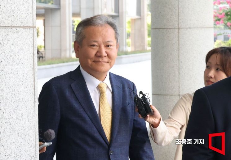 언론사 단전·단수, 위증, 내란중요임무종사 등 혐의를 받는 이상민 전 행정안전부장관이 지난달 25일 서울 서초동 내란 특검팀(특별검사 조은석)에 출석하며 취재진 질문에 입을 다물고 있다. 조용준 기자