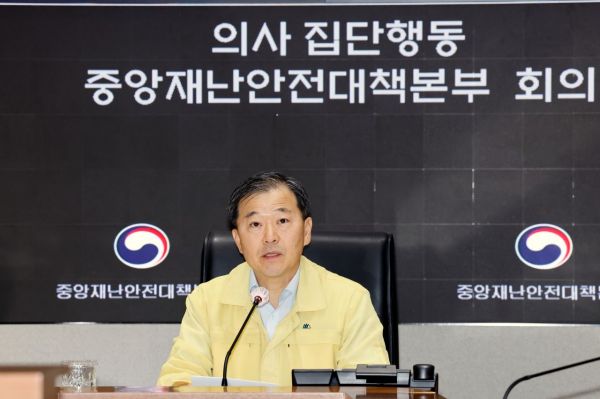 이형훈 보건복지부 제2차관이 25일 오전 서울정부청사에서 의사 집단행동 중앙재난안전대책본부 회의를 열고 모두발언을 하고 있다. 보건복지부