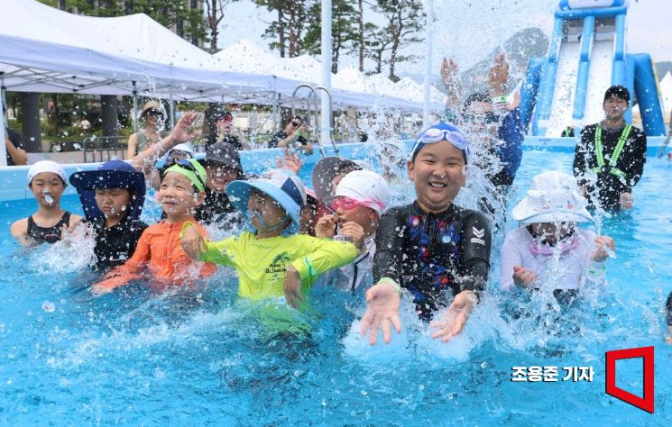 폭염이 기승을 부리며 서울 낮 최고기온이 영상 36도를 기록한 지난달 25일 서울 광화문에 마련된 '2025 서울 썸머비치 수영장'에서 아이들이 물놀이를 하며 더위를 식히고 있다. 조용준 기자