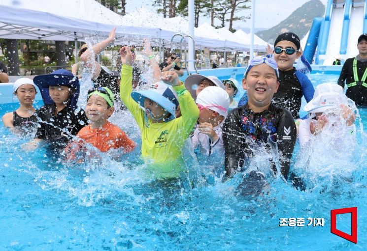 [포토] 무더위 핫스팟, 광화문 썸머비치 수영장
