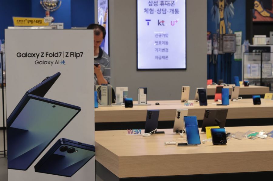 서울 시내 대형마트 가전매장에서 시민들이 최신 폴더블폰 '갤럭시 Z 폴드7·플립7'을 살펴보고 있다. 연합뉴스