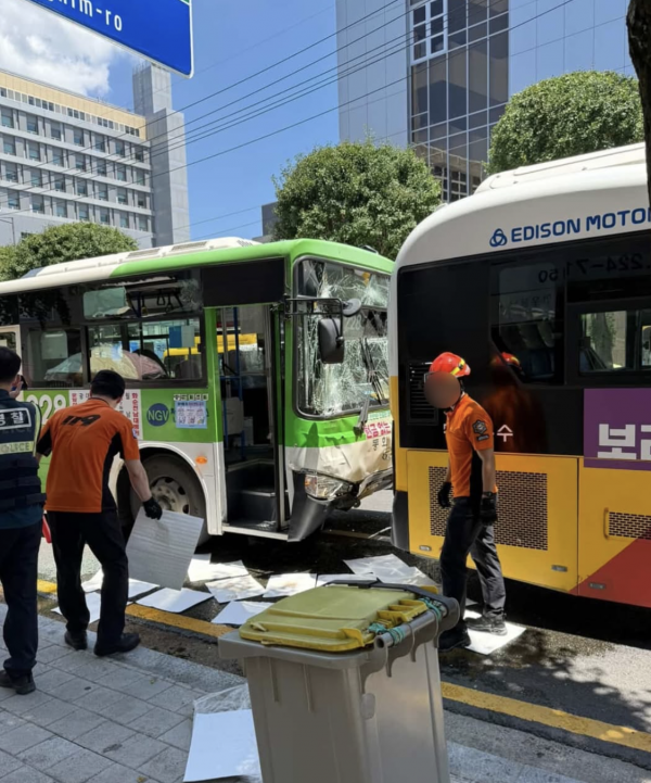 전남대병원 앞 시내버스 간 추돌…승객 3명 경상
