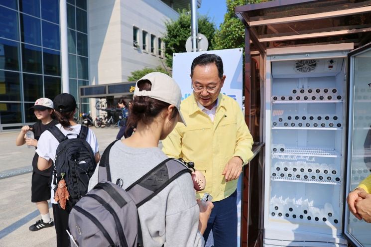 해남군은 폭염특보가 해제될 때까지 '무료 생수 나눔 냉장고'를 운영한다. 해남군 제공