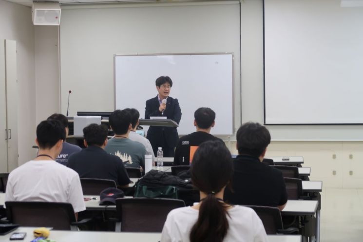 한국석유공사 정현영 국내사업개발처장이 학생들을 격려하고 있다. 한국석유공사 제공
