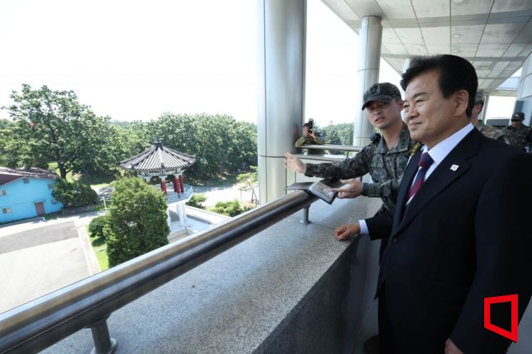 정동영 통일부 장관이 판문점 자유의 집에서 북쪽 판문각을 살펴보고 있다. [통일부 제공]
